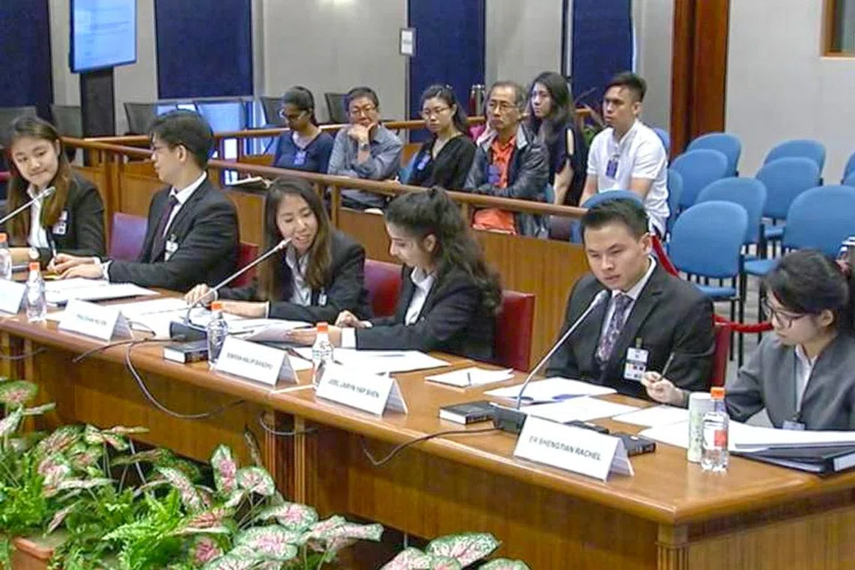KEMUKA PANDANGAN: (dari kanan) Pelajar dari Universiti Nasional Singapura, Er Shengtian Rachel dan Joel Jaryn Yap Shen; mahasiswi Universiti Pengurusan Singapura (SMU) Simran Kaur Sandhu dan Gloria Chan Hui En; peguam Sui Yi Siong dan mahasiswi SMU, Chen Lixin, tampil memberi maklum balas dan saranan di hari terakhir sidang awam Jawatankuasa Pilihan semalam. - Foto GOV.SG