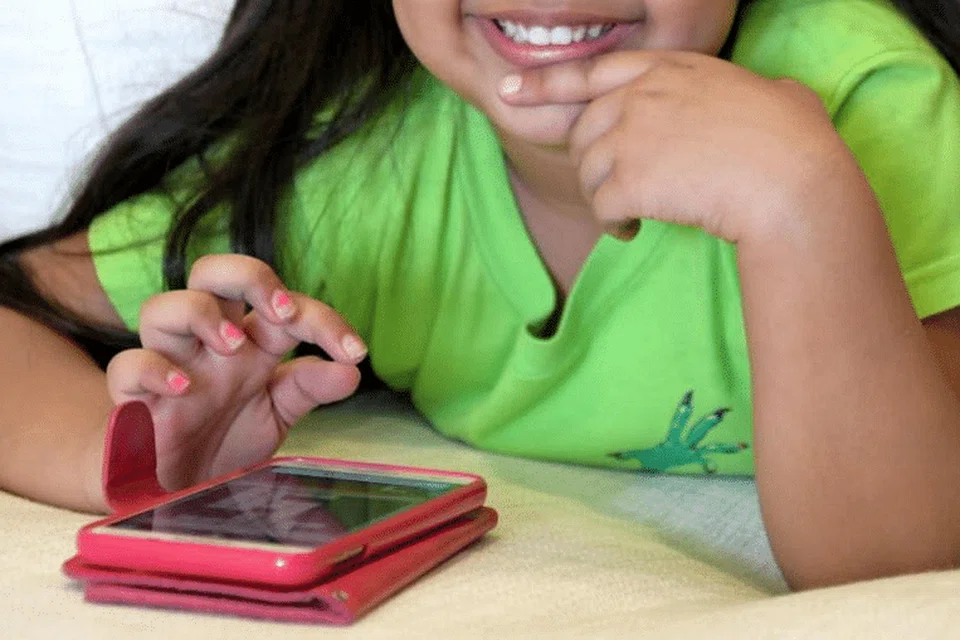 anak-kanak dan remaja kini dihujani dengan iklan di media sosial mempromosikan produk berbahaya termasuk makanan segara, rokok dan minuman keras. - Foto fail