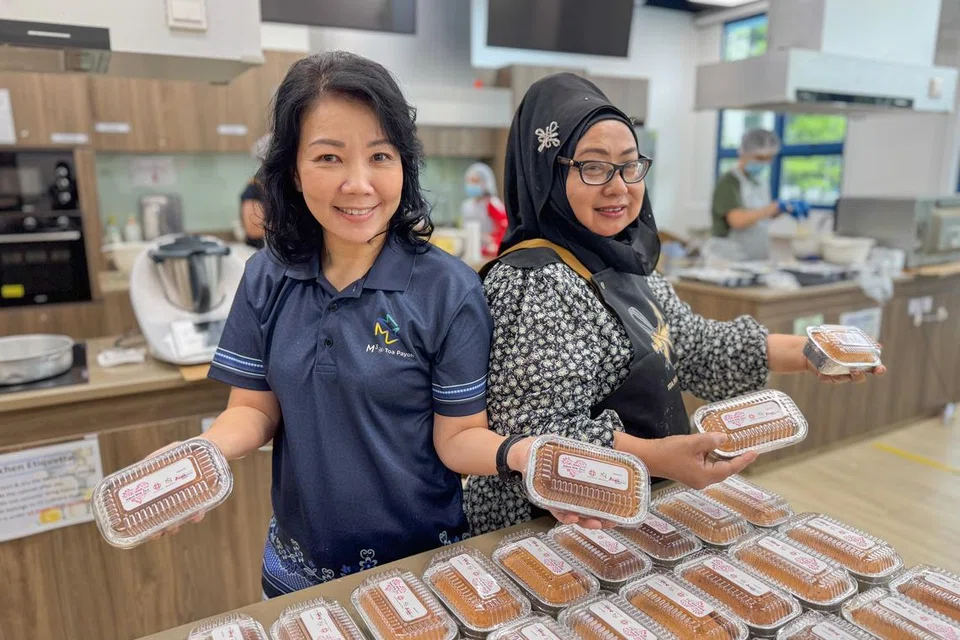 Cik Cindy Chia (kiri) adalah antara kira-kira 10 sukarelawan Jawatankuasa Eksekutif Kegiatan Melayu (MAEC) Toa Payoh West-Thomson (TWT) yang membakar kek mentega untuk diedarkan kepada jemaah Masjid Muhajirin pada 31 Mac, iaitu hari pertama Syawal. Bersamanya adalah Pengerusi MAEC TWT, Cik Rashidah Othman.