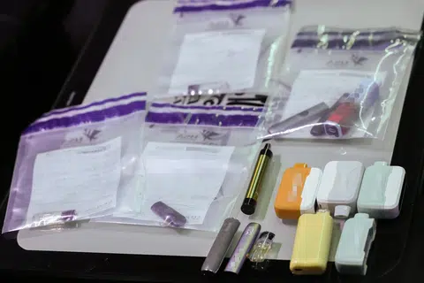 Sekurang-kurangnya 14 rokok elektronik telah dirampas daripada sebuah kelab hiburan pada 16 Ogos. Pod yang dilihat Berita Harian (BH) menunjukkan label seperti  ‘Seasalt Lemon’, ‘Freeze Lychee’ dan ‘Mango Yoghurt’. 