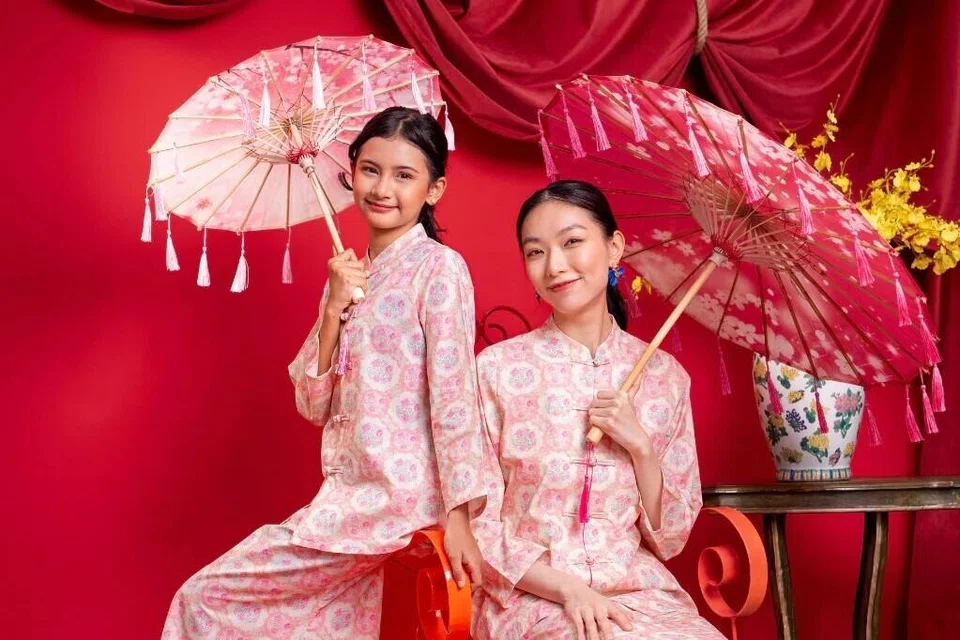 Mandarin Kurung Gui Peach (daripada $59) yang menampilkan ciri butang katak Cina dan kolar Mandarin pada baju kurung Melayu menjadi antara trend popular bagi Raya 2026. 