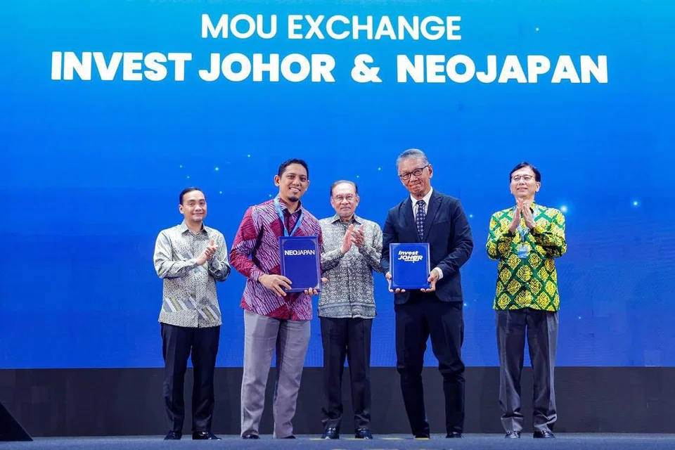 Perdana Menteri Malaysia, Datuk Seri Anwar Ibrahim (tengah), menyaksikan pertukaran Memorandum Persefahaman (MOU) di antara Invest Johor dan NeoJapan pada Forum Nikkei Medini Johor 2025 yang diadakan di Iskandar Puteri pada 19 Jun.