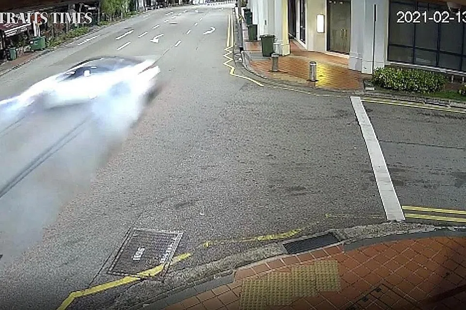 BERUSAHA SELAMATKAN TUNANG DAN RAKAN-RAKAN: Rakaman menunjukkan sebuah kereta putih BMW M4 Coupe dilihat tergelincir selama dua saat di Tanjong Pagar Road sekitar 5.40 pagi pada Sabtu lalu kemudian terbabas di luar kawalan sebelum merempuh rumah kedai. Kenderaan itu meletup dalam satu kebakaran. Sekitar 20 saat kemudian, Cik Raybe Oh Siew Huey dilihat berlari ke arah kenderaan terbakar itu untuk cuba menyelamatkan tunang dan rakan-rakannya. - Foto RAKAMAN KAMERA CCTV PEMBACA ST