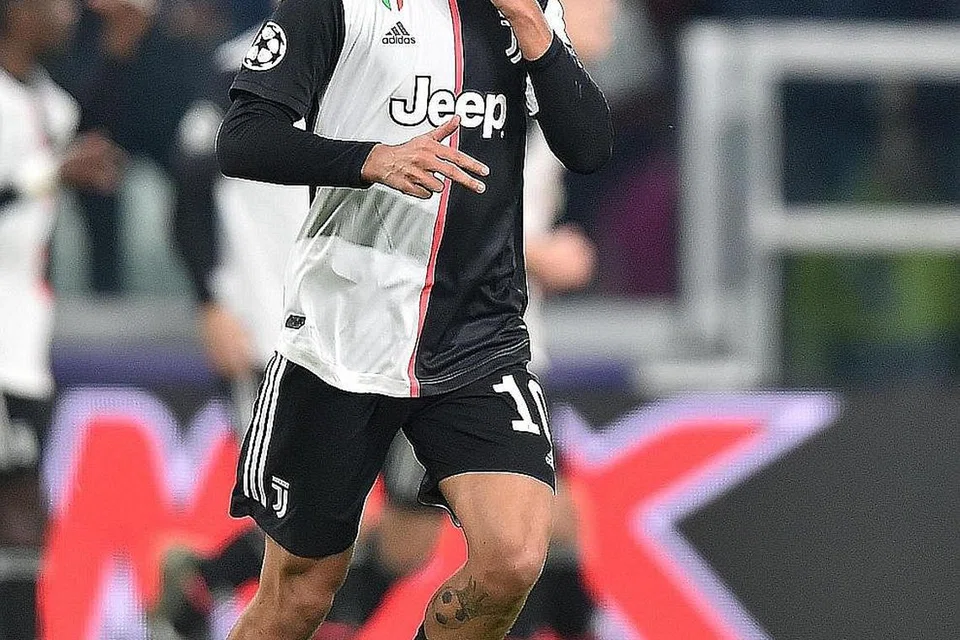 BERBISA: Gaya penyerang Juventus, Paulo Dybala ketika meraikan jaringan golnya ketika menentang Atletico Madrid, awal pagi semalam. - Foto EPA-EFE