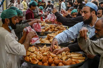 Umat Islam di Pakistan membeli juadah sebelum berbuka puasa pada hari pertama Ramadan di sebuah pasar di Lahore.
