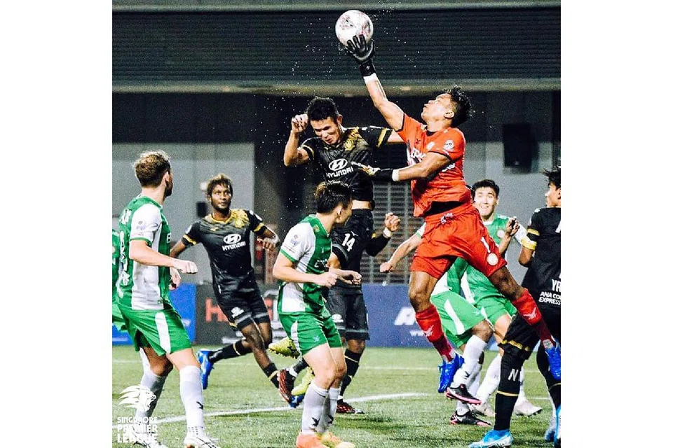 PENDAHULU LIGA: Baihakki Khaizan (jersi hitam) meloncat tinggi untuk menanduk bola dalam perlawanan antara pasukannya Tampines Rovers dengan Geylang International hujung minggu lalu. Malam esok, Tampines bertemu Balestier untuk cuba memperluas jurang dengan pesaingnya di puncak liga. - Foto SPL