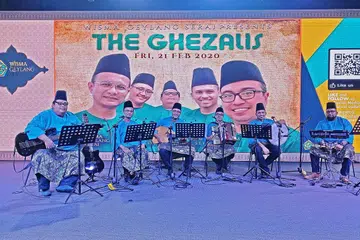 BERGABUNG ANGKAT MARTABAT IRAMA MUZIK GHAZAL: The Ghezalis semasa persembahan live di Wisma Geylang Serai sempena acara persada budaya pada Februari lalu sebelum langkah pemutus rantaian jangkitan Covid-19 dikuatkuasakan. - Foto ihsan THE GHEZALIS