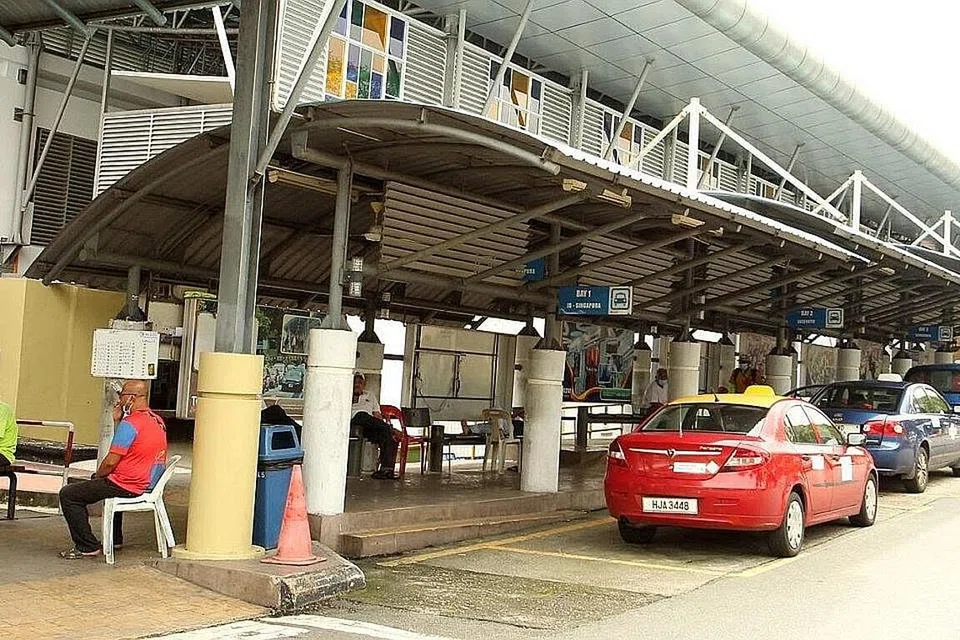 LAMA TUNGGU PELANGGAN: Pemandu teksi di Larkin Sentral hampa kerana gagal mendapat penumpang sejak awal pagi ekoran pelaksanaan PKPB pada hari ini di Larkin Sentral Johor Bahru di sini hari ini. - Foto UTUSAN MALAYSIA