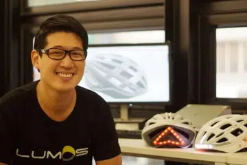 TOPI KELEDAR PINTAR: Anak watan Encik Ding Eu-Wen mereka topi keledar pintar yang dapat menyalakan lampu ketika penunggang basikal mengenakan brek atau menukar arah. - Foto LUMEN LAB