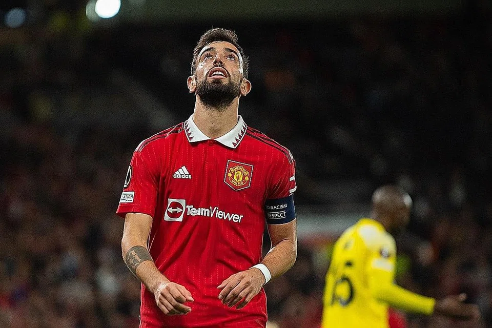 DIGANTUNG SATU PERMAINAN: Bruno Fernandes telah mengutip lima kad kuning - yang terbaru semasa menentang West Ham United di Old Trafford minggu lalu kerana mengasari pemain West Ham, Jarrod Bowen. Ini bermakna beliau terlepas peluang menentang Aston Villa malam ini. EPA-EFE