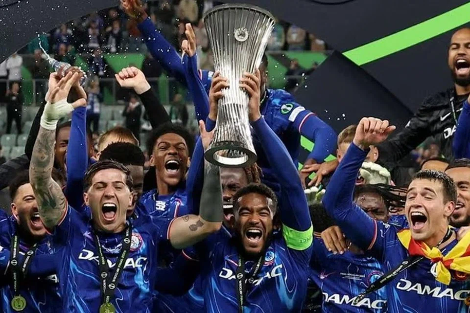 Kapten Chelsea, Reece James, menjulang piala Liga Persidangan Uefa ketika meraikannya bersama rakan sepasukan selepas menewaskan Real Betis 4-1 pada final di Stadium Wroclaw, Poland. 
