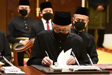 TANDATANGANI DOKUMEN PELANTIKAN: Datuk Seri Ismail Sabri menandatangani dokumen selepas mengangkat sumpah menjadi Perdana Menteri Kesembilan Malaysia dalam satu istiadat di Istana Negara semalam. - Foto EPA-EFE