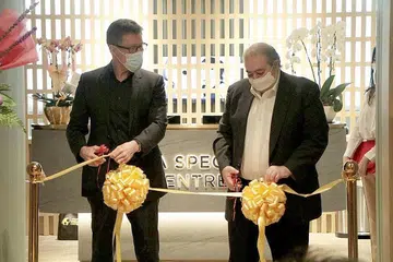 ENCIK STEVE NEWMAN (kiri): Perlu gunakan pengetahuan yang diperolehi pada tahun-tahun lalu untuk mencipta dan sesuaikan program pengurusan miopia dan kesedaran yang berkesan dan mampan. 