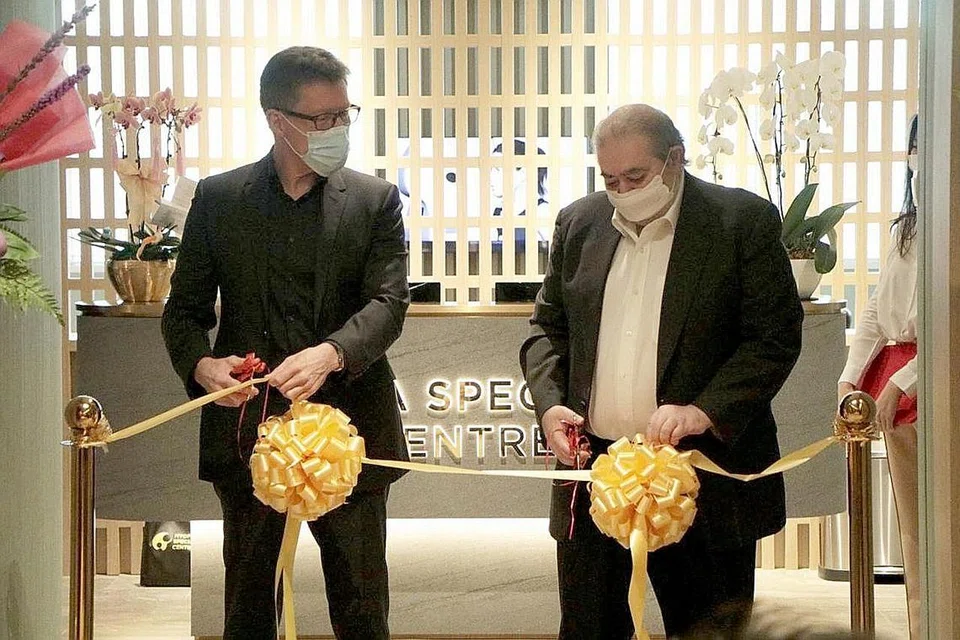 ENCIK STEVE NEWMAN (kiri): Perlu gunakan pengetahuan yang diperolehi pada tahun-tahun lalu untuk mencipta dan sesuaikan program pengurusan miopia dan kesedaran yang berkesan dan mampan. 