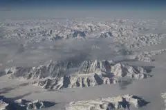 KESAN UDARA PANAS: Gambar fail Nasa yang diambil pada 25 Mac 2016 menunjukkan perspektif pantai timur laut Greenland, salah satu daripada dua lapisan ais besar di dunia (lagi satu ialah Antartika). Udara panas daripada biasa antara lain menyebabkan pencairan besar ais. - Foto AFP 