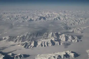 KESAN UDARA PANAS: Gambar fail Nasa yang diambil pada 25 Mac 2016 menunjukkan perspektif pantai timur laut Greenland, salah satu daripada dua lapisan ais besar di dunia (lagi satu ialah Antartika). Udara panas daripada biasa antara lain menyebabkan pencairan besar ais. - Foto AFP 