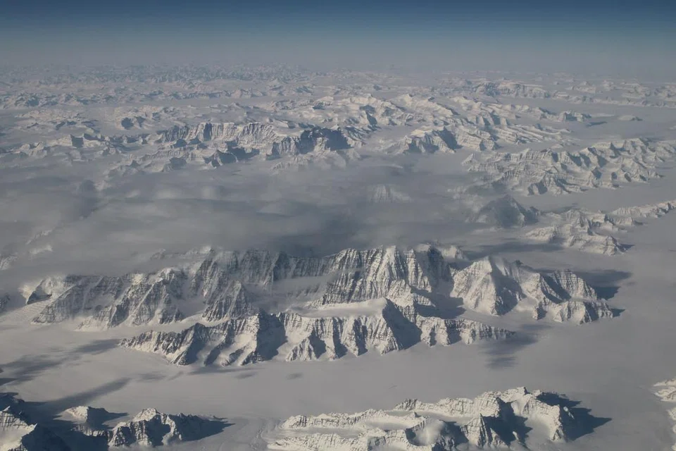 KESAN UDARA PANAS: Gambar fail Nasa yang diambil pada 25 Mac 2016 menunjukkan perspektif pantai timur laut Greenland, salah satu daripada dua lapisan ais besar di dunia (lagi satu ialah Antartika). Udara panas daripada biasa antara lain menyebabkan pencairan besar ais. - Foto AFP 