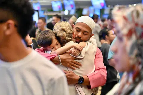 Dakapan dan tangisan memenuhi ruang pelepasan, apabila ratusan anggota keluarga, dan sahabat handai hadir untuk menghantar sekitar 300 anggota jemaah haji.