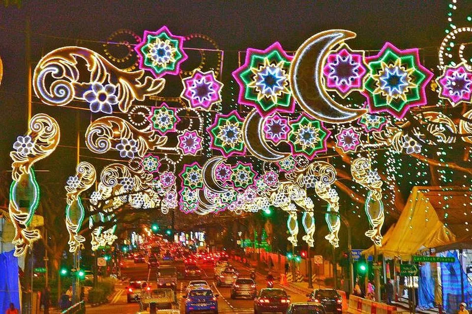 BELUM BERKELIP TAHUN INI: Lampu Hari Raya di Geylang Serai pada 2018.