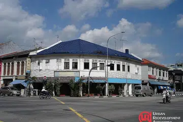 DIPULIHARA: Antara lapan bangunan yang akan diwartakan bagi status pemuliharaan ialah 593 Serangoon Road. Bangunan itu terkenal dan terletak di simpang Serangoon Road dan Balestier Road. - Foto URA