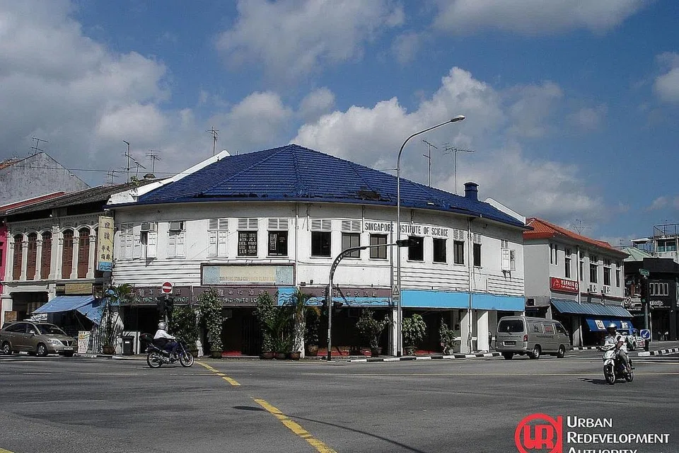 DIPULIHARA: Antara lapan bangunan yang akan diwartakan bagi status pemuliharaan ialah 593 Serangoon Road. Bangunan itu terkenal dan terletak di simpang Serangoon Road dan Balestier Road. - Foto URA