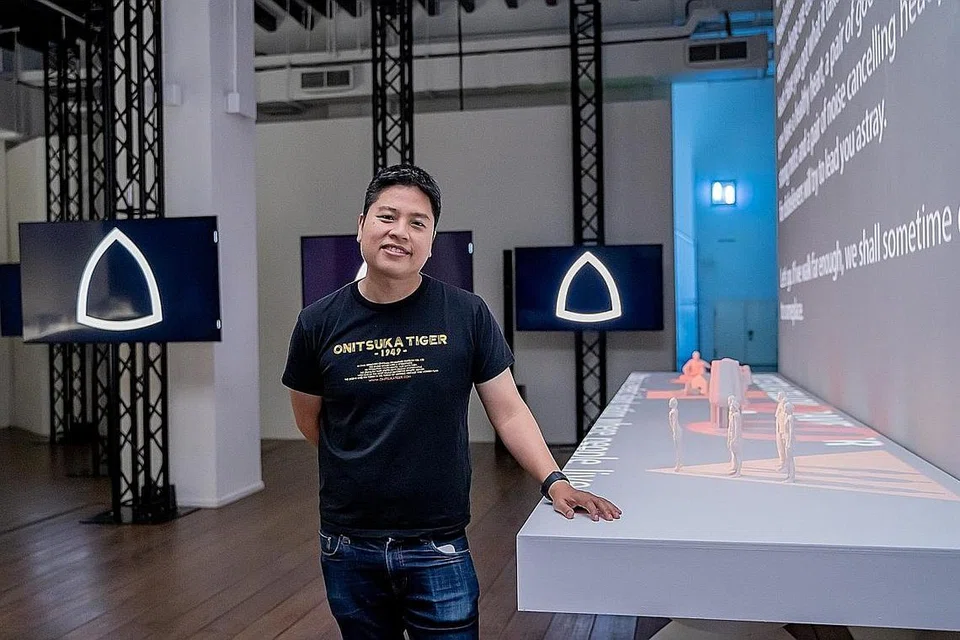 BAYANGAN IMAGINASI: Brian Gothong Tan menghasilkan kerja seni berbilang disiplin yang bersandarkan pengamatannya tentang sastera, sejarah, filem dan isu semasa. - Foto-foto BH oleh NUR DIYANA TAHA