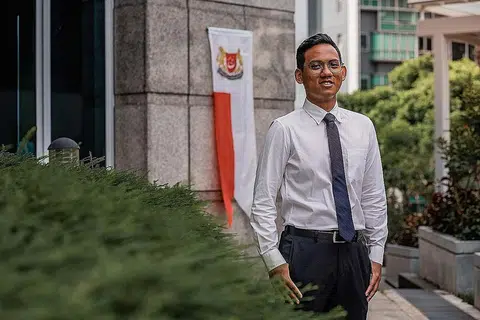 INGIN BAKTI PADA MASYARAKAT: Encik Mohammad Afiq Ihan Mohammad Hussien merupakan penerima Biasiswa Beruniform MHA yang ditawar kepada individu bermotivasi tinggi dan menunjukkan semangat terhadap menjaga keamanan dan keselamatan negara. - Foto BH oleh NUR DIYANA TAHA