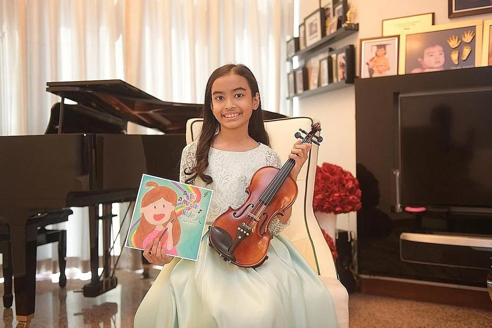 BAKAT MUDA: Allysha melancarkan kerjayanya sebagai seorang penulis menerusi buku pertamanya, The Miracle Healer. Beliau mengambil masa hanya tiga minggu untuk menyiapkan buku itu. - Foto BH oleh ALPHONSUS CHERN