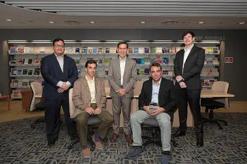 PASUKAN SRP: Antara anggota pasukan SRP di NTU termasuk (dari kiri) Encik Muhammad Haziq Jani (Penganalisis Kanan), Profesor Madya Paul Hedges, Encik Mohammad Alami Musa (Ketua SRP), Penolong Profesor Mohamed Ali dan Encik Luca Farrow (Penganalisis Penyelidikan). - Foto BM oleh ALPHONSUS CHERN