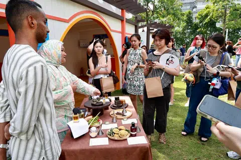 Pengasas bersama syarikat minyak wangi Aroma Nostalgia, Cik Norazika Nazri (dua dari kiri), dan suaminya, Encik Muhammad Raihan Mohd Yatim Marican (kiri), akan membimbing peserta menghasilkan wangian peribadi berinspirasikan rempah-ratus dan tumbuhan Nusantara dalam bengkel ‘Haruman Nusantara: Bengkel Menghasilkan Minyak Wangi’ sempena Pesta Warisan Singapura (SHF) 2026, yang berlangsung dari 1 hingga 24 Mei.