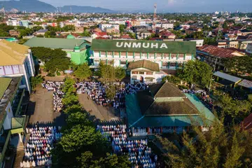 Umat Islam menunaikan solat Hari Raya Aidilfitri, petanda berakhirnya bulan suci Ramadan, di pekarangan Universiti Muhammadiyah di Banda Aceh, Indonesia, pada 20 Mac 2026. Muhammadiyah menetapkan 1 Syawal sehari lebih awal berdasarkan kaedah hisab berbanding ketetapan pemerintah melihat anak bulan.