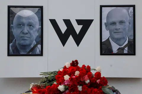 TIDAK MENENTU: Potret mendiang Encik Yevgeny Prigozhin (kiri), ketua kumpulan Wagner dan mendiang Encik Dmitry Utkin (kanan), komander kumpulannya, yang terkorban dalam nahas melibatkan pesawat yang mereka naiki, dipamerkan di Nizhny Novgorod, Russia, pada Ahad.