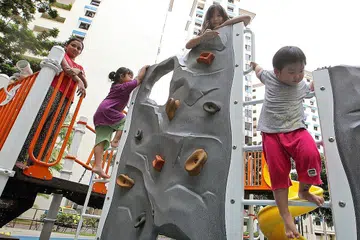 PENTINGNYA KEGIATAN DI LUAR RUMAH: Pendedahan kepada cahaya terang di luar rumah pada siang hari akan memainkan peranan penting dalam membantu mencegah atau menangguhkan bermulanya miopia. - Foto fail