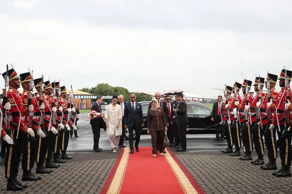 LAWATAN NEGARA PERTAMA: Presiden Halimah Yacob disambut oleh Menteri Perindustrian Indonesia, Encik Agus Gumiwang Kartasasmita, di Lapangan Terbang Antarabangsa Soekarno-Hatta petang tadi (3 Februari). Foto MCI
