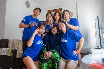 Dibelenggu kesunyian akibat tinggal sendiri di flatnya di Buangkok, Cik Zaitoon Nisa Hussain Khan (duduk, tengah), amat teruja apabila sukarelawan Majlis Pembangunan Masyarakat North East (NECDC) membersihkan rumahnya pada 6 April menjelang Hari Raya Aidilfitri.