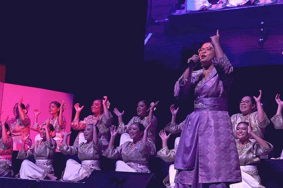 KEMENANGAN KEDUA ARDWINDA: Tukang Karut Wanita Siti Aisyah daripada Kumpulan Ardwinda merangkul hadiah Tukang Karut Terbaik buat kali kedua. - Foto- foto SERUMPUN DK SG