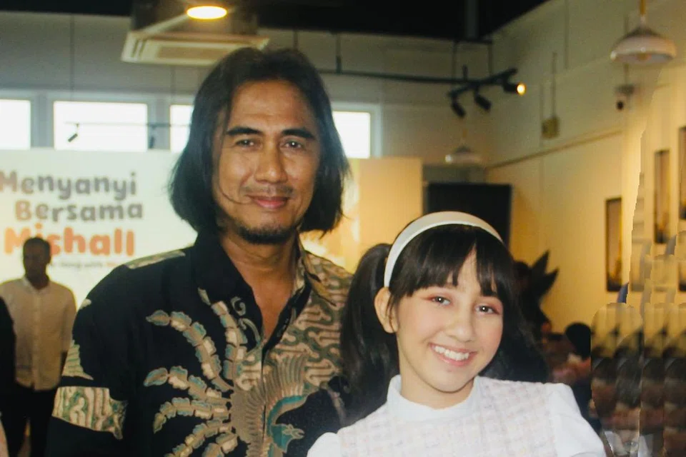 Dalam menyuntik rasa cinta dan semangat belajar dwibahasa (Inggeris dan Melayu), Art Fazil (kiri) melancarkan buku lagu dwibahasa, ‘Menyanyi Bersama Mishall’ bersama pelakon dan penyanyi cilik, Mishall Kiara.