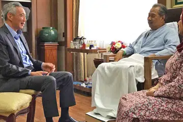 KUNJUNGAN MUHIBAH: Perdana Menteri, Encik Lee Hsien Loong, melawat Tan Sri Muhyiddin yang ditemani isterinya, Puan Sri Noorainee Abdul Rahman, di Hospital Mount Elizabeth dekat Orchard Road setelah menjalani pembedahan membuang ketumbuhan di pankreas, kelmarin. - Foto FACEBOOK/MUHYIDDIN YASSIN