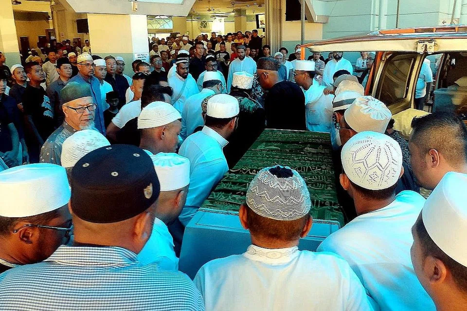 SUASANA HIBA: Jenazah ejen hartanah terkenal, Encik Mohamed Gazali Aspar, diusung bagi perjalanan ke pusara selepas disolatkan di Masjid Al Istighfar semalam. - Foto KHALID BABA