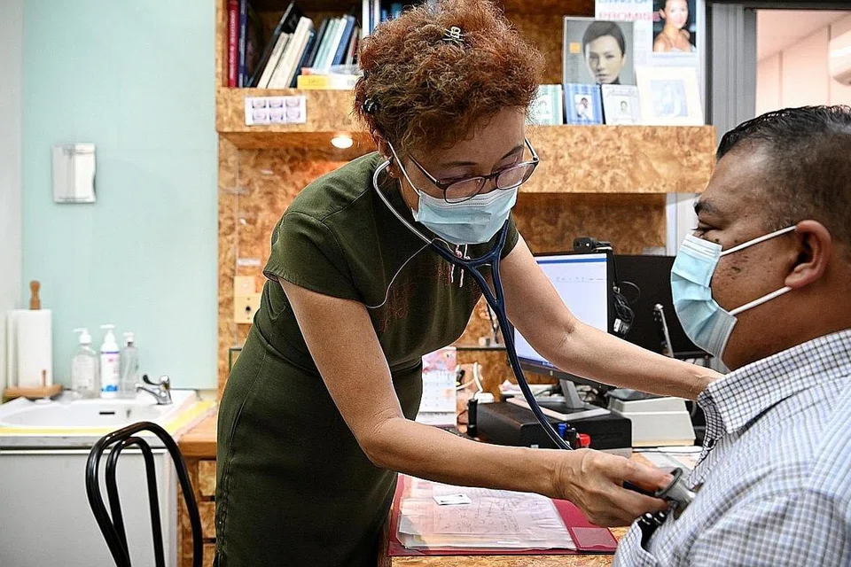 GANJARAN ADIL: Doktor keluarga dijangka menerima imbuhan adil bagi jagaan yang mereka beri di bawah strategi SG Lebih Sihat. - Foto BH oleh KUA CHEE SIONG