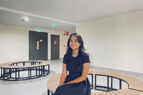 Cik Iffah Farhanah Shaharuddin, 25 tahun, berkata baucar CDC membantu keluarganya mengetepikan wang untuk keperluan rawatan ibunya yang menghidap kanser paru-paru.  