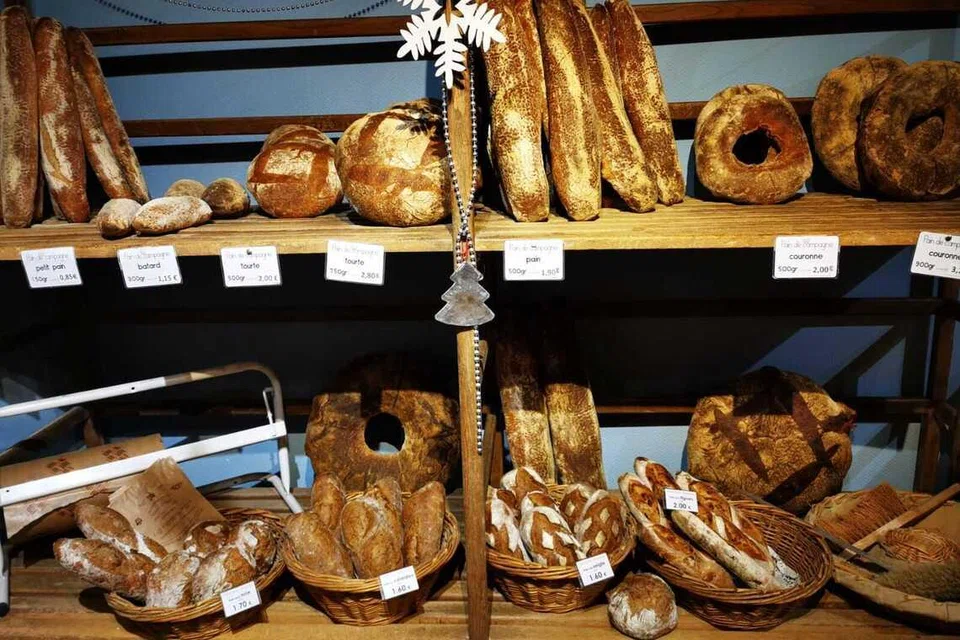 Kedai roti Encik Ewan Irwan, Le Fournil de Saint-Robert, menyiapkan berbagai-bagai jenis roti sourdough yang digemari penduduk di Saint-Robert, Perancis.