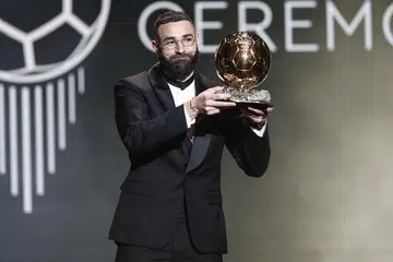 UNTUK SEMUA: Benzema ialah pemenang tertua Ballon d'Or sejak pemenang pertama, Stanley Matthews pada 1956. - Foto REUTERS