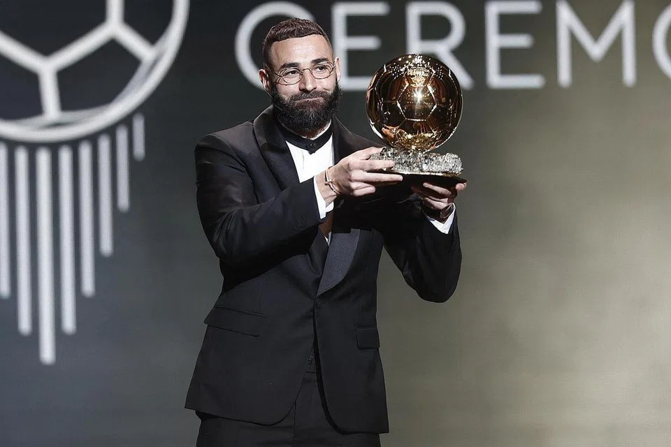 UNTUK SEMUA: Benzema ialah pemenang tertua Ballon d'Or sejak pemenang pertama, Stanley Matthews pada 1956. - Foto REUTERS