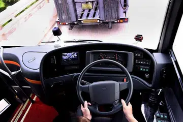 CIRI-CIRI AMARAN: Syarikat ComfortDelGro telah membeli empat bas Volvo lengkap dengan ciri-ciri amaran langgar dan brek kecemasan automatik. - Foto ZAOBAO