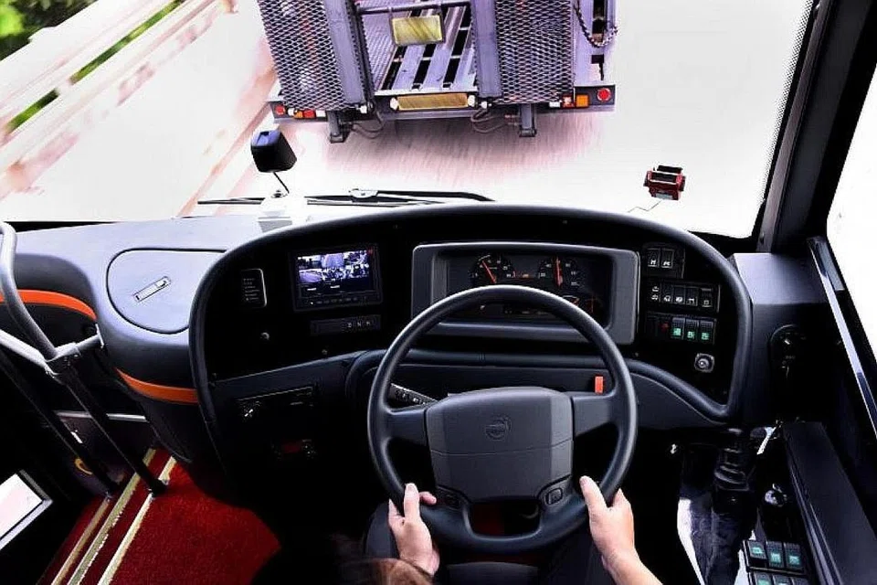 CIRI-CIRI AMARAN: Syarikat ComfortDelGro telah membeli empat bas Volvo lengkap dengan ciri-ciri amaran langgar dan brek kecemasan automatik. - Foto ZAOBAO