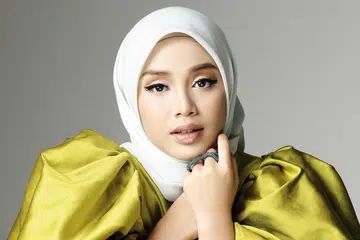 AKUR PELAJARAN TETAP 'NOMBOR 1': Walau tidak mudah menjadi pelajar berkerjaya, Bunga masih pentingkan pelajaran demi masa depan yang lebih terjamin. - Foto WARNER MUSIC MALAYSIA