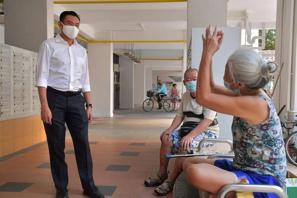 SOKONG PENDUDUK FLAT SEWA: Dr Wan Rizal, yang bertemu dengan beberapa penduduk di sebuah blok flat sewa dekat Kelab Masyarakat Kolam Ayer, yakin Projek DIAN@M³ dapat menyokong keluarga di flat sewa dengan lebih menyeluruh dan khusus. - Foto BH oleh ALPHONSUS CHERN 