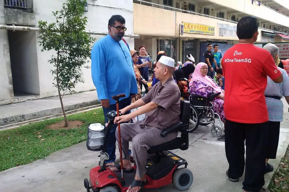 Pengasas FFFA, Encik Nizar Md Shariff (baju biru), berkata dengan bantuan para sukarelawan masyarakat Boon Lay, FFFA menyediakan lebih 400 bungkusan makanan malam kepada mereka yang memerlukan di kawasan tersebut setiap hari, Gambar: