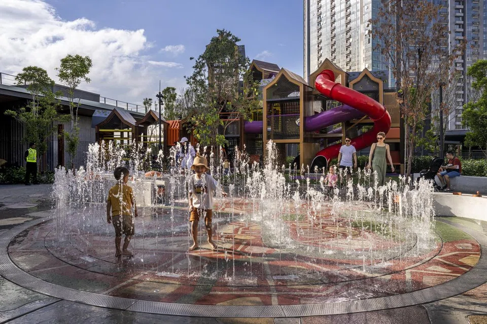 Taman air di Taman Bandar TRX di aras bumbung pusat beli-belah The Exchange TRX, Kuala Lumpur menjanjikan keseronokan buat pengunjung cilik.